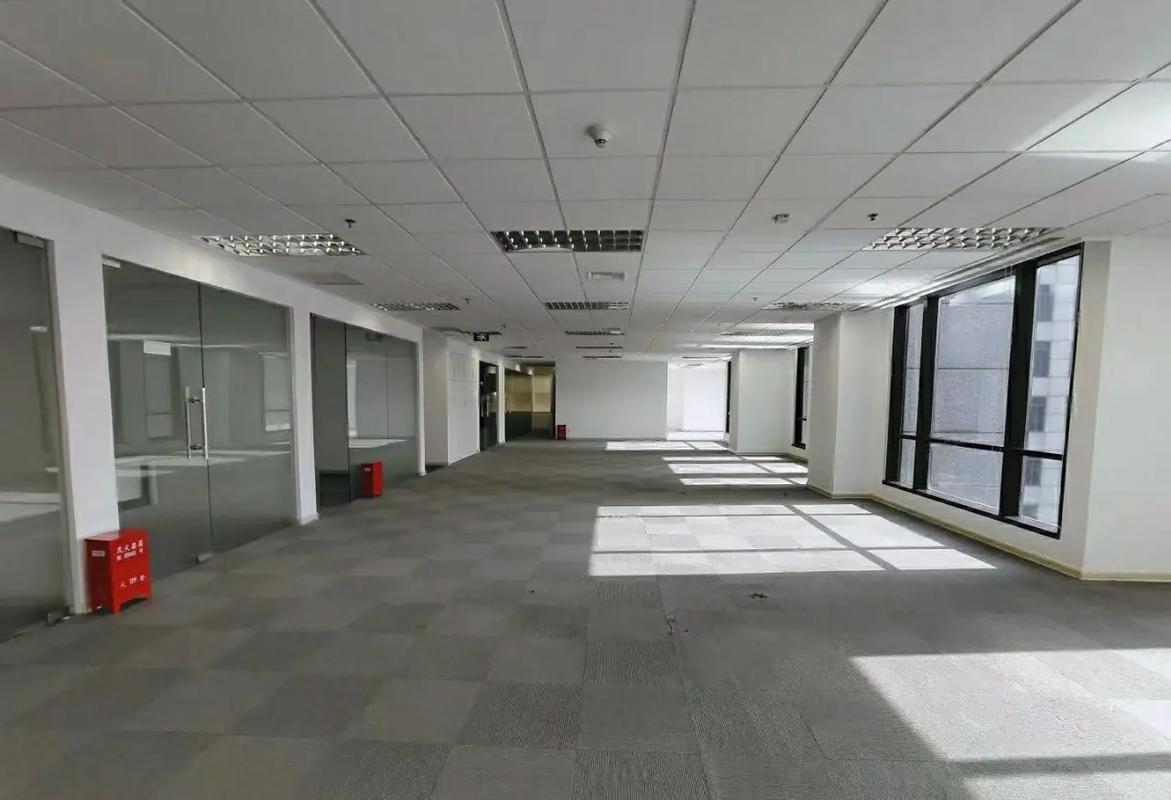 金光外灘中心地鐵口寫字樓出租.